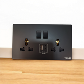 250V 2 GANG 13A SWITCHED UNIVER SOCKET WTH 2 USB A+C (TEKLED)