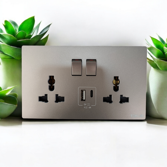 250V 2 GANG 13A SWITCHED UNIVER SOCKET WTH 2 USB A+C (TEKLED)