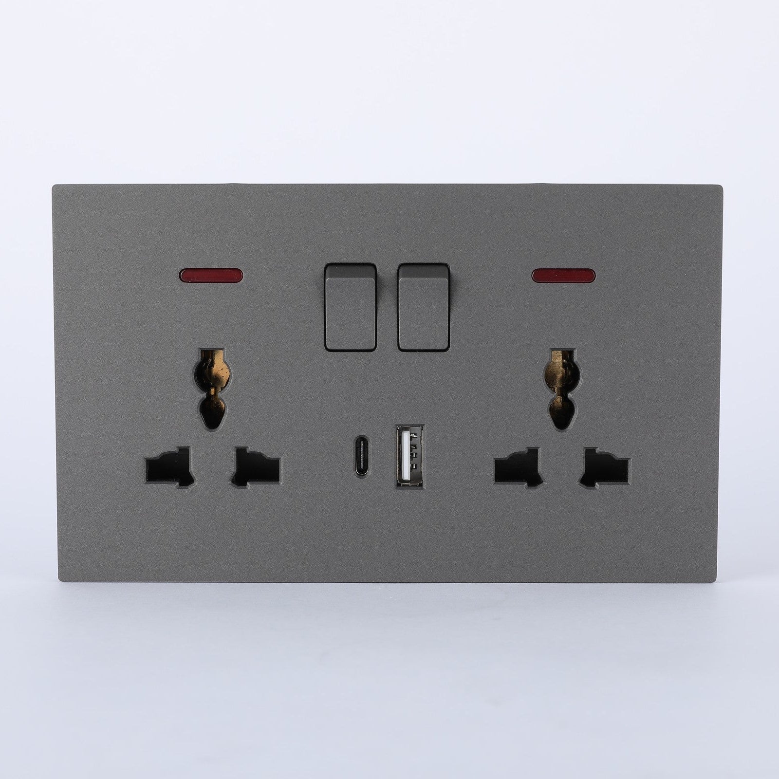 SWITCHED DOUBLE 3 PIN UNIVERSAL SOCKET WITH A+C PORT (FAST CHARGE) S60